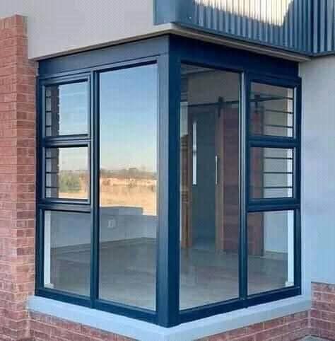 Corner glass window box